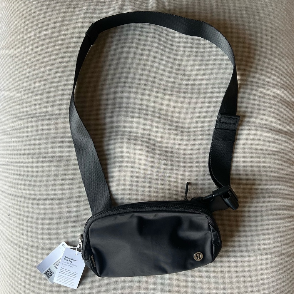 Brand new tag still on Lululemon Everywhere Belt Bag (black)